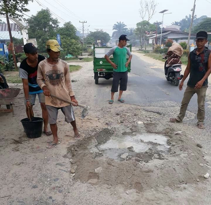 Jalan Rusak Labuhanbatu Selatan, Warga Kecewa dengan Perusahaan