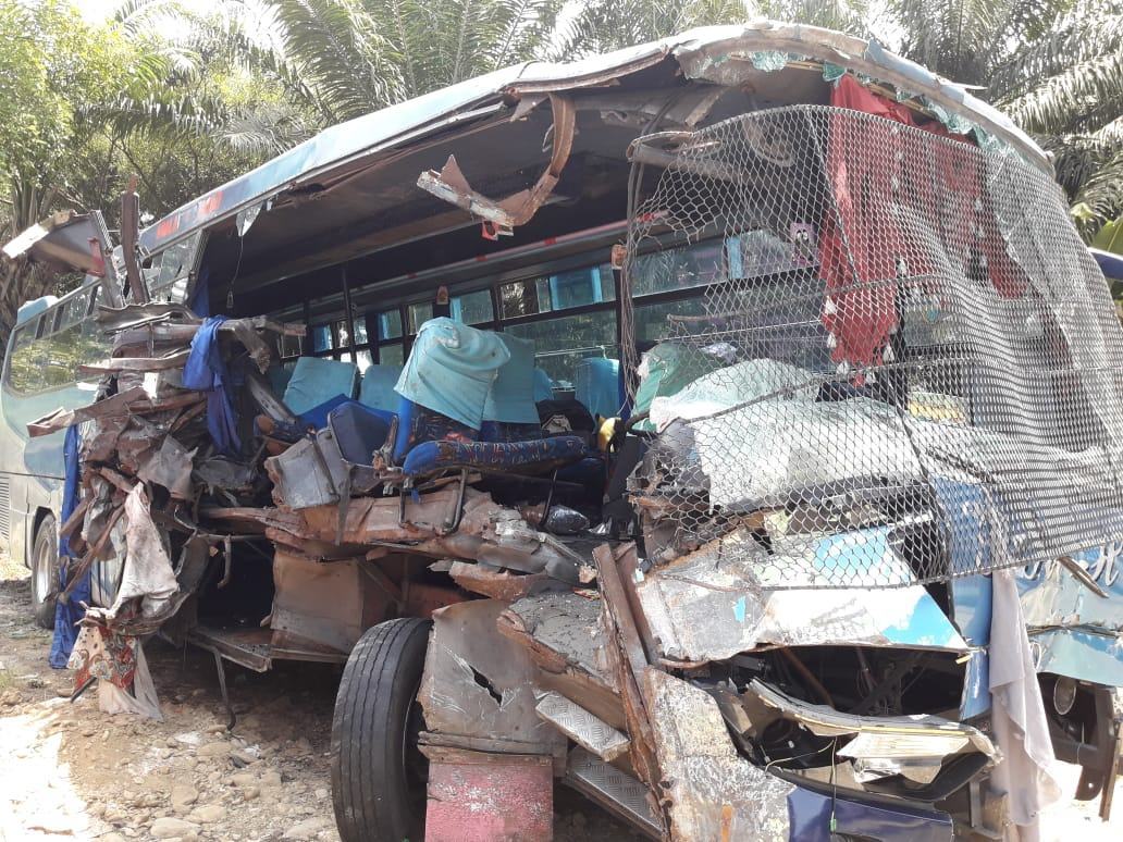 Bus PMH Vs Colt Diesel, 1 Korban Tewas 2 Luka Berat