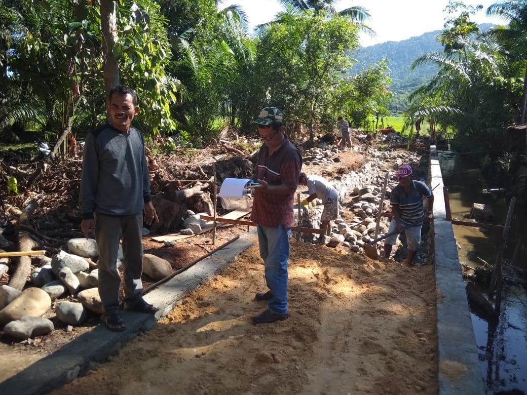 Bangunan Rabat Beton Desa Barangbang Permudah Masyarakat Angkut Hasil Panen