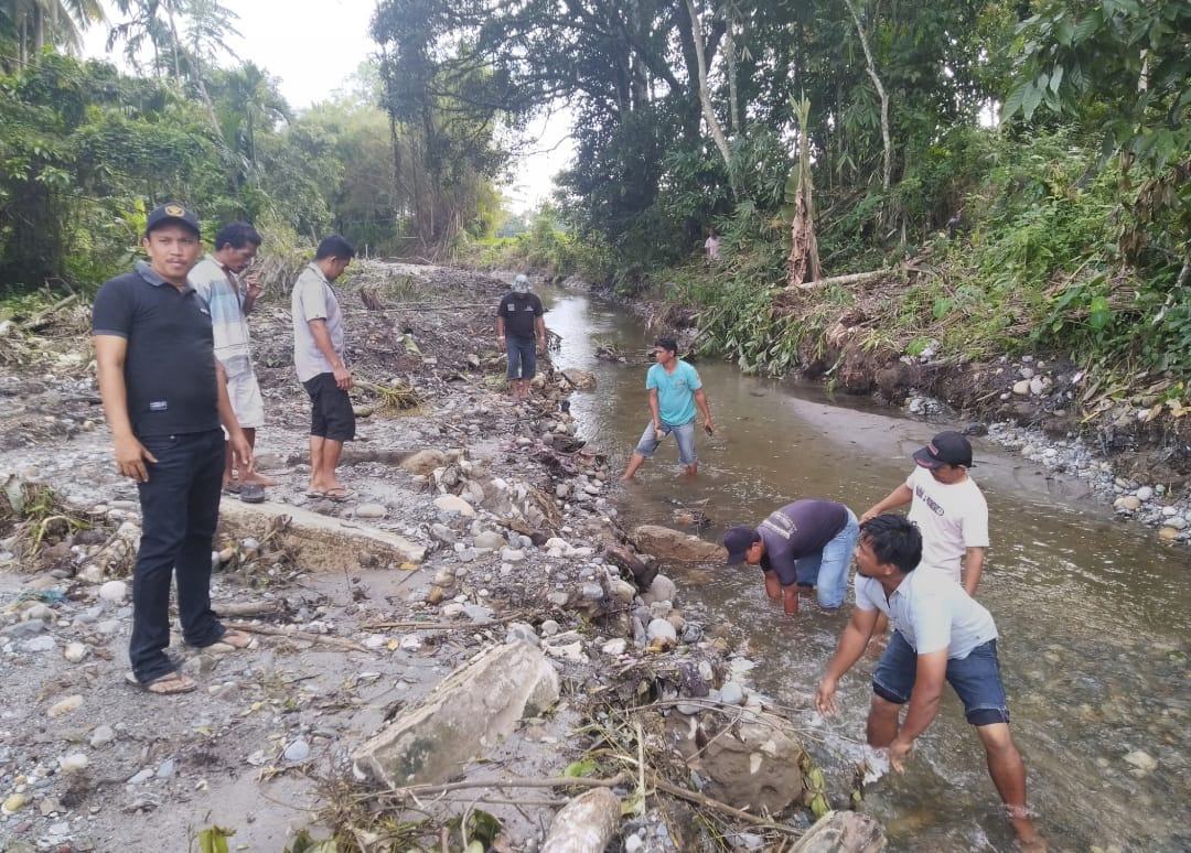 Normalisasi Parit Pembuangan Desa Ujung Batu Atasi Banjir