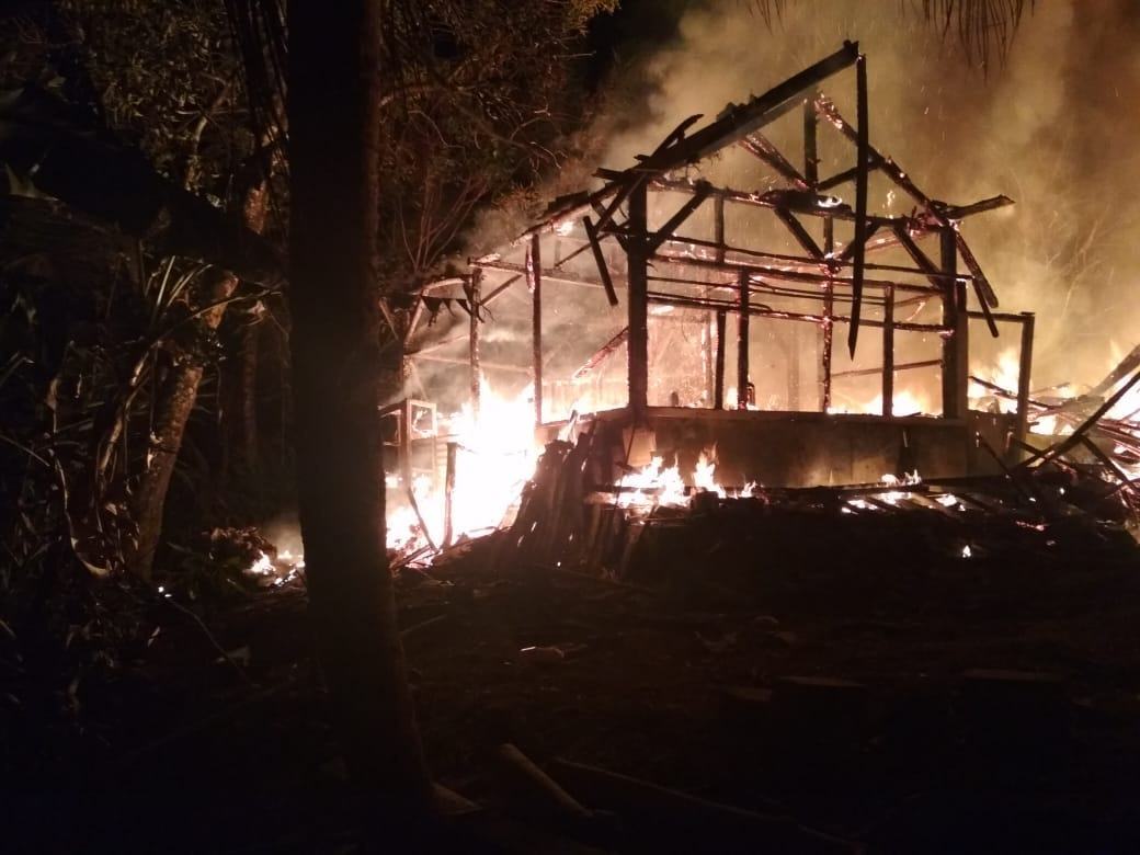 Rumah Terbakar Pangandaran, Warga Gotong Royong Padamkan Api