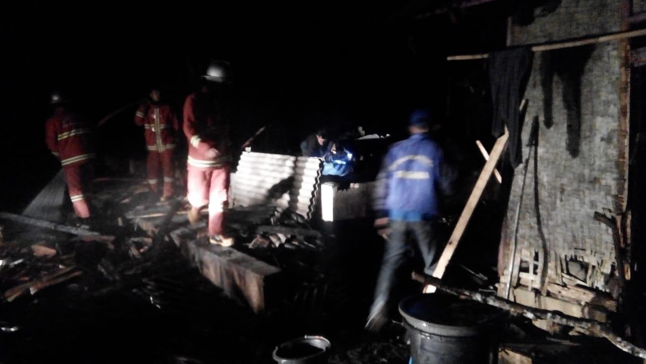Rumah Terbakar Pangandaran, Warga Gotong Royong Padamkan Api
