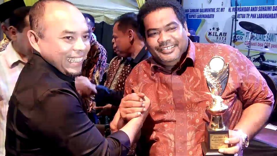 Bupati Labuhanbatu, Menyerahkan Tropy di Penutupan Pameran Hut Pemkab Labuhanbatu ke-74