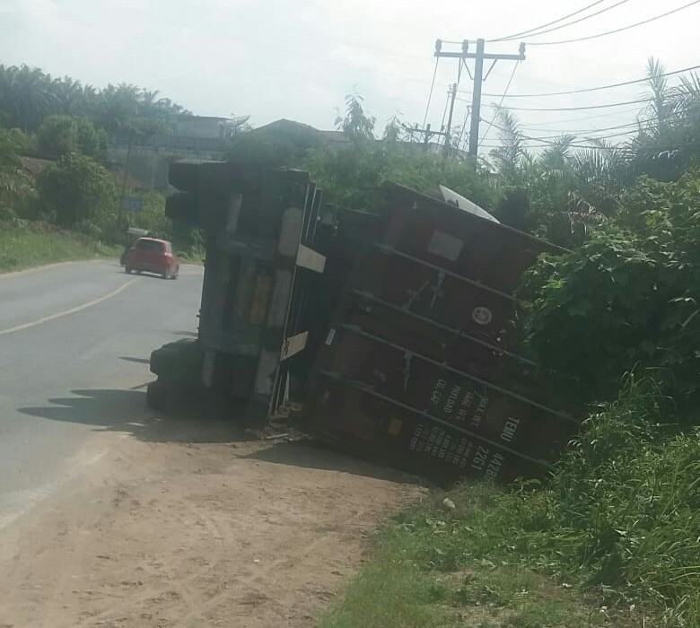 Truk Terbalik Aek Nabara, Petugas Kepolisian Tak Tampak di TKP