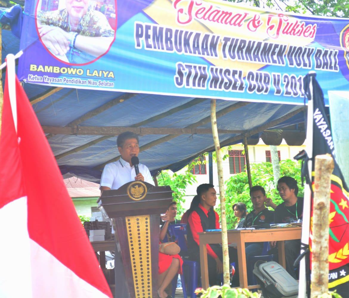 Bupati Dr. Hilarius Duha, S.H., M.H saat membuka secara resmi Turnamen Bola Voli STIH NISEL CUP-V Tahun 2019.
