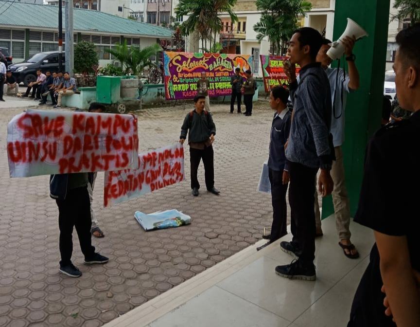 Diduga Kampanye Terselubung, Bupati Labura di Demo