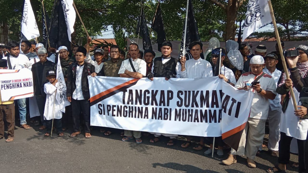 Unjuk Rasa ALMUTABAR, Massa Tuntut Tangkap Sukmawati