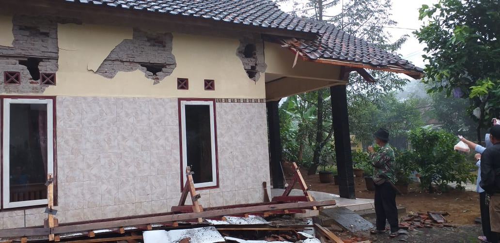 Pergeseran Tanah, Dinding Samping Rumah Ambruk