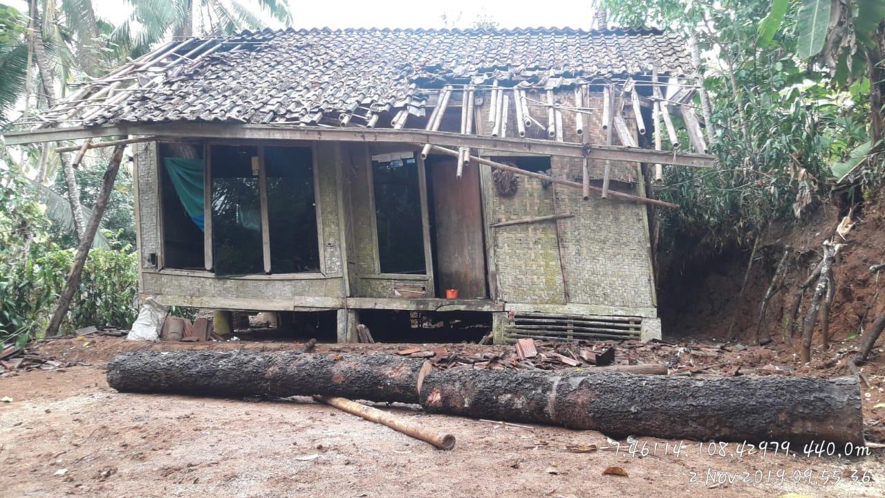 Angin Kencang Ciamis, Rumah Warga Tertimpa Pohon Tumbang
