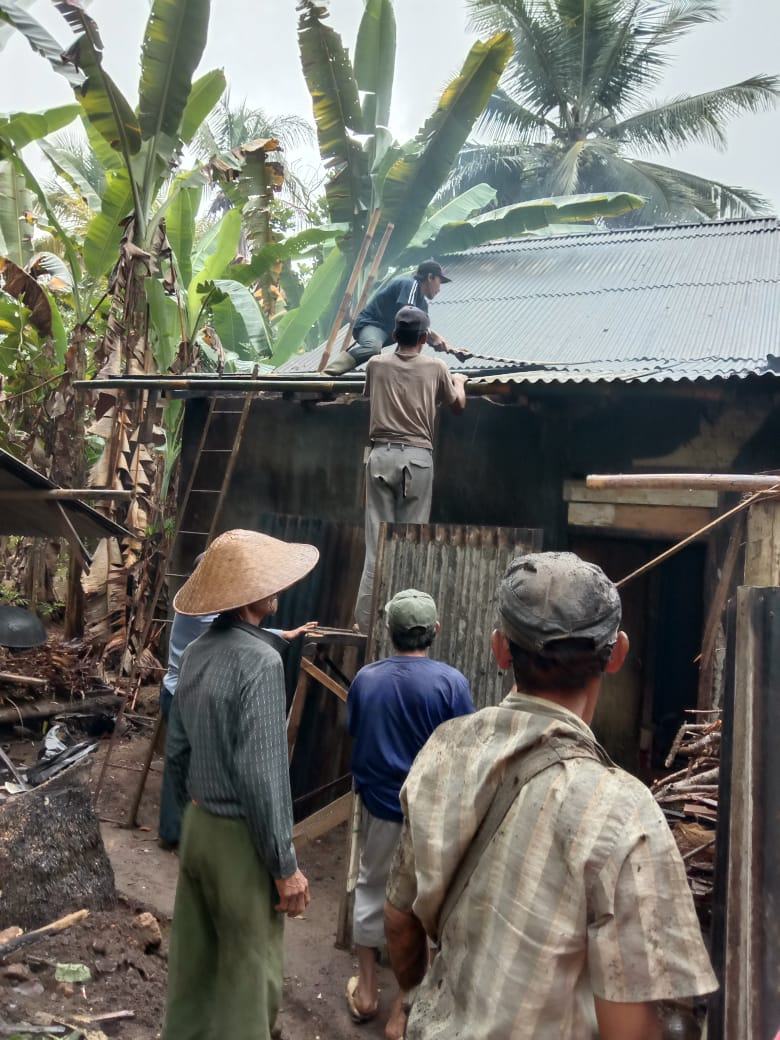Angin Kencang Ciamis, Atap Rumah Warga Tertimpa Pohon Aren