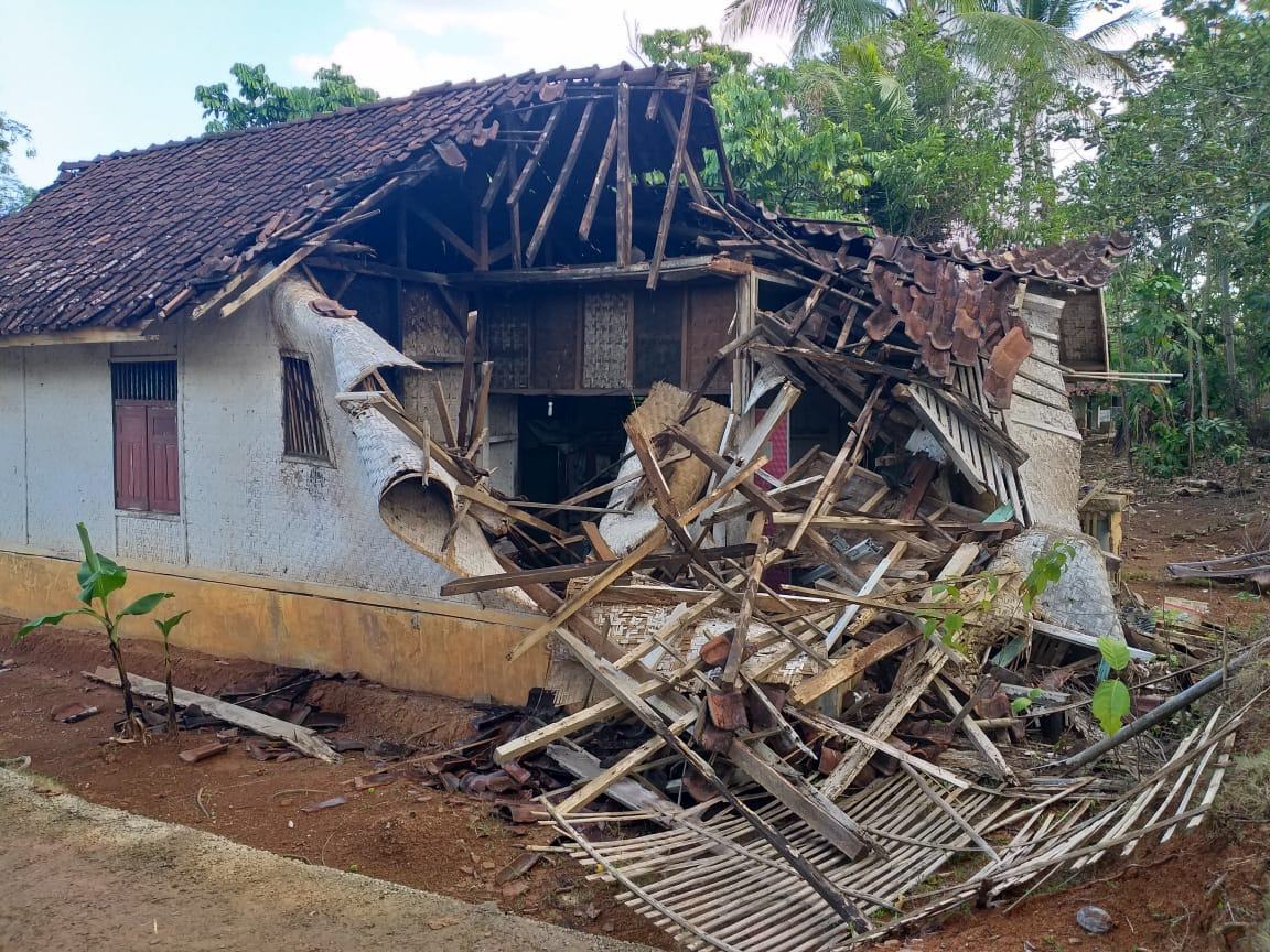 Hujan di Ciamis, Rumah Warga Roboh