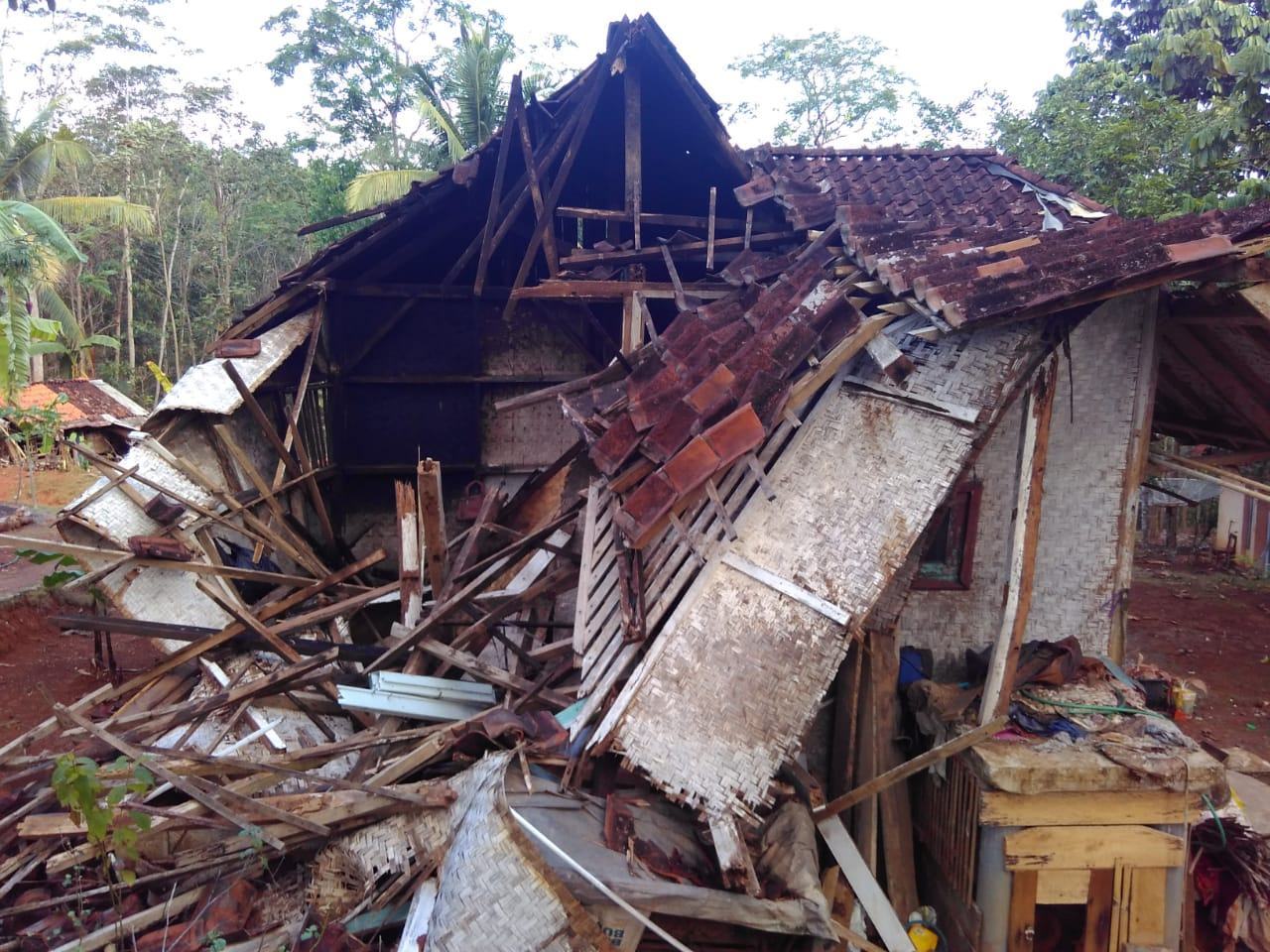 Hujan di Ciamis, Rumah Warga Roboh