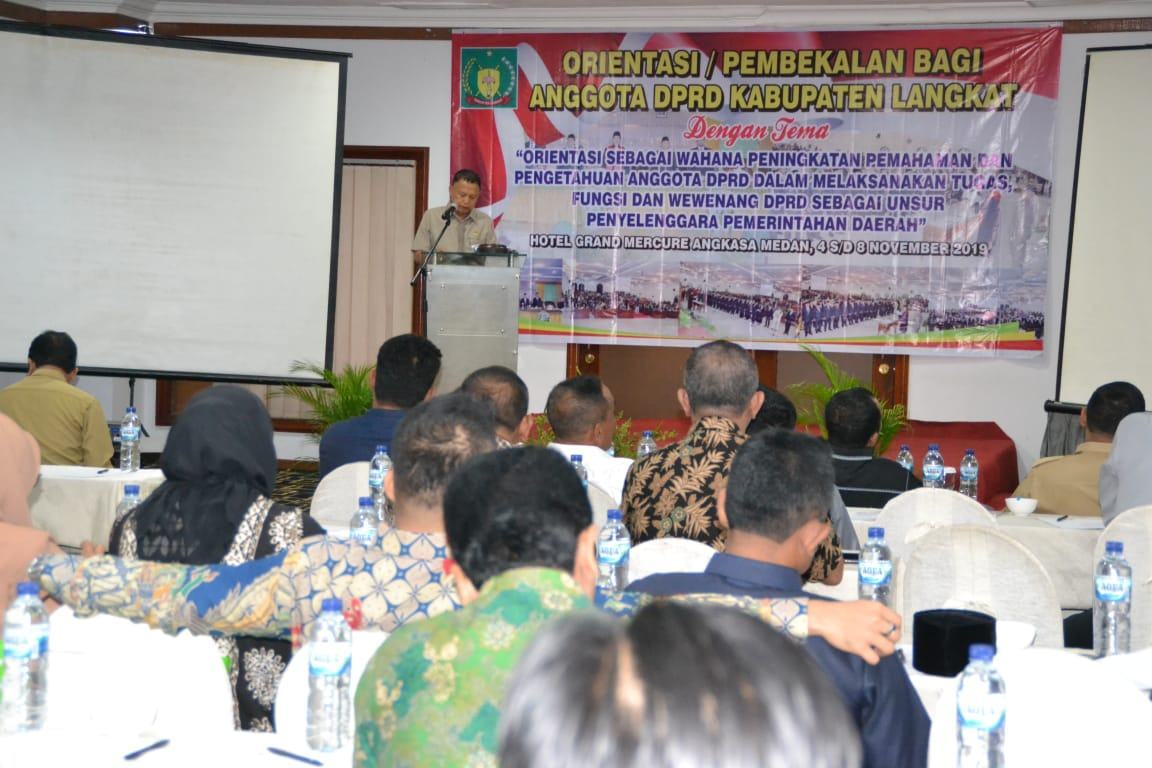 Drs Basrah Pardomuan menyampaikan laporan dasar pelaksanaan orientasi.