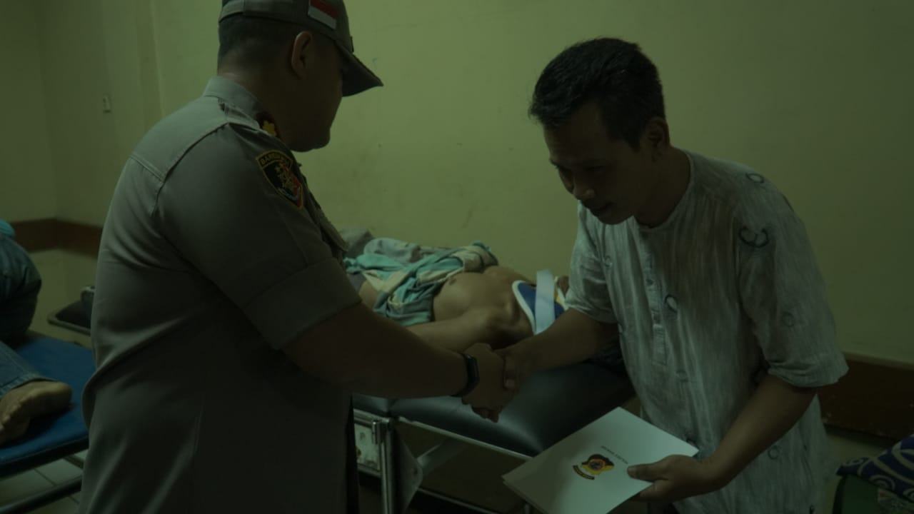 Kapolres Banjar, Jenguk Korban Kecelakaaan Kerja Pembangunan Wisata Situ Leutik