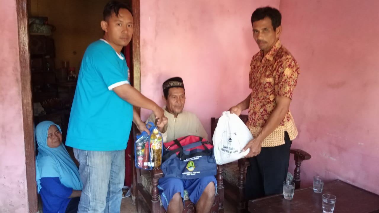 Rumah Ciamis Tertimpa Pohon, Dinsos Berikan Bantuan