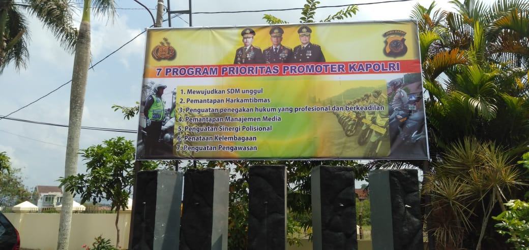 Tujuh Program Prioritas Kapolri, Polres Banjar Sosialisasikan Melalui Pemasangan Spanduk