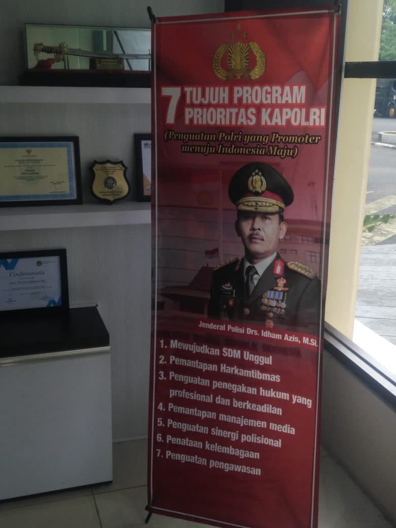 Tujuh Program Prioritas Kapolri, Polres Banjar Sosialisasikan Melalui Pemasangan Spanduk