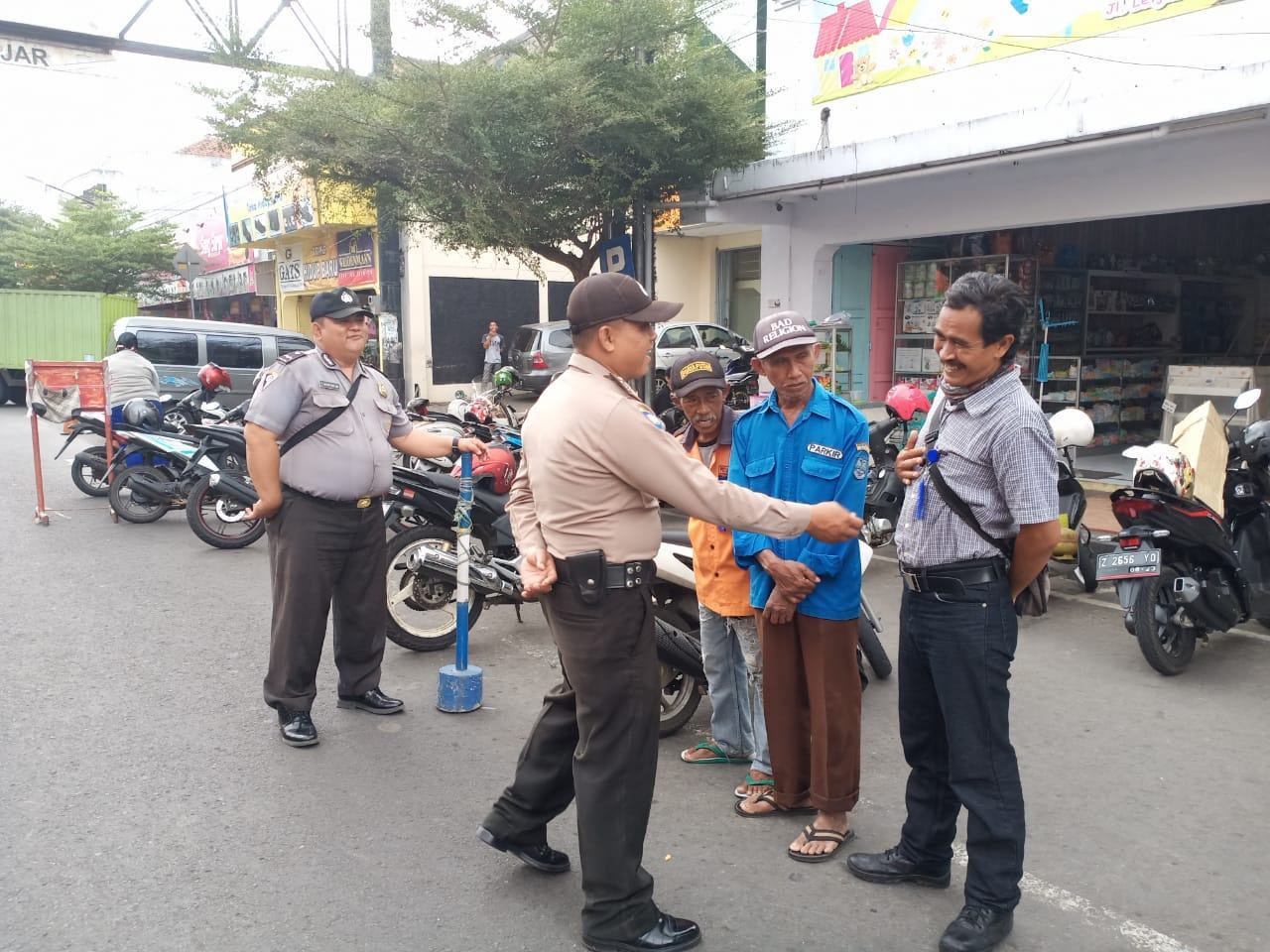 Sat Binmas Polres Banjar, Lakukan Penyuluhan Dialogis Kepada Petugas Parkir