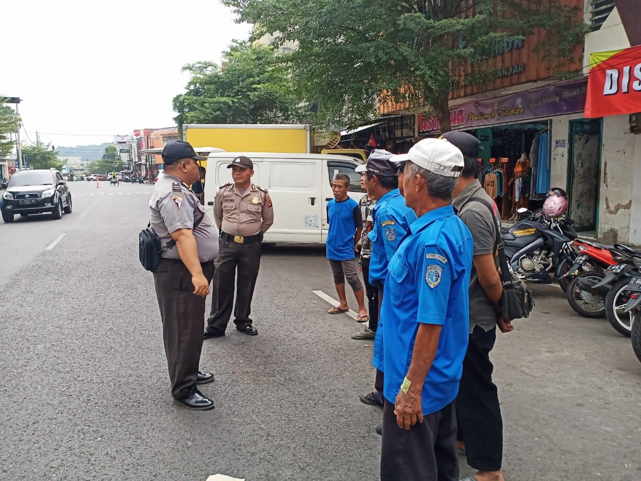 Sat Binmas Polres Banjar, Lakukan Penyuluhan Dialogis Kepada Petugas Parkir