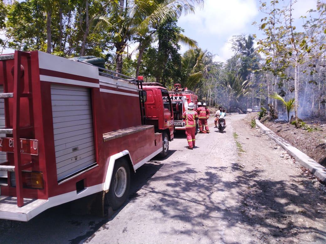 Kebakaran Lahan, Damkar Pangandaran Terjun Langsung Padamkan Api