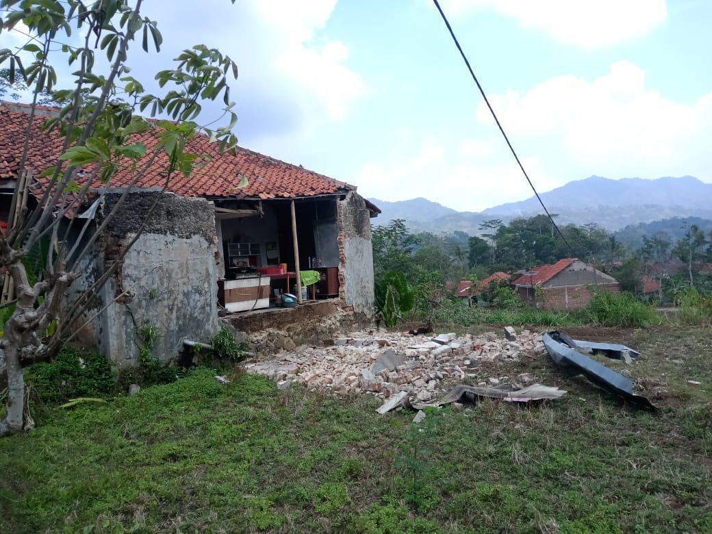 Pergerakan Tanah di Ciamis, Dinding Rumah Ambruk