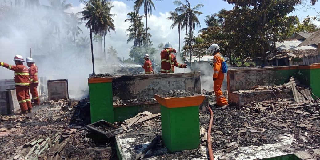 Korsleting Listrik, Cafe Ludes Terbakar