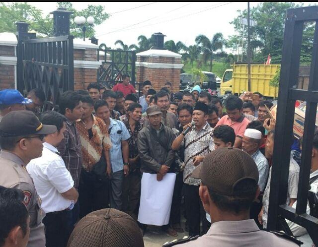 Masyarakat 7 Desa di Kecamatan Dolok, Gelar Aksi Unras di Kantor Bupati Paluta