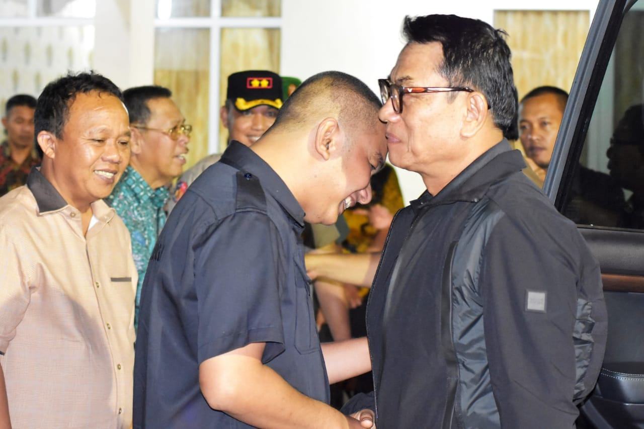Bupati Tapteng Jamu KSP Jendral TNI (Purn) Moeldoko di Rumah Dinas