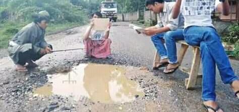 Jalan Rusak Wampu, Mahasiswa Tidur di Atas Air Pakai Sarung