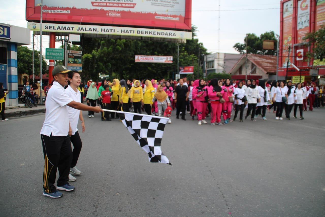 Dandim 0209/LB, Lepas Peserta Gerak Jalan Keluarga Sehat dan Bahagia