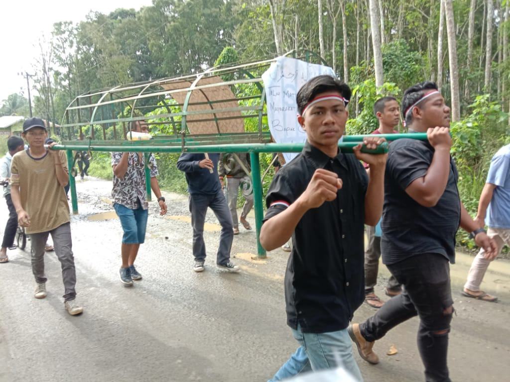 Jalan Rusak Wampu, Massa Aksi Bawa Keranda