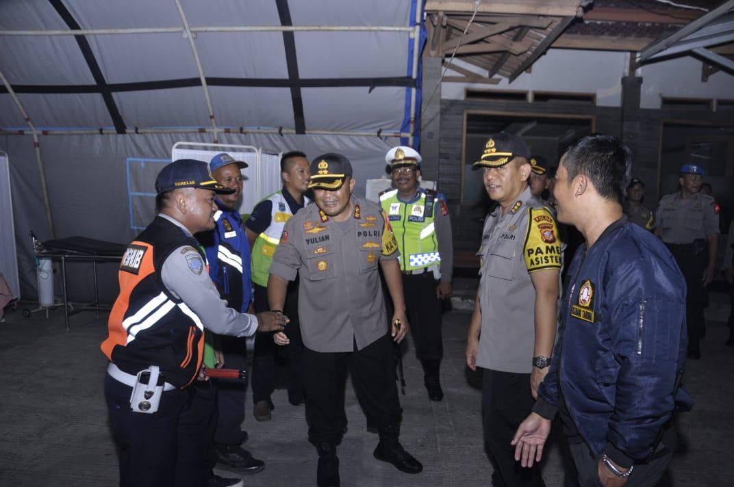 Kapolres Banjar dan Pamenwas, Berikan Bingkisan kepada Petugas Pos PAM