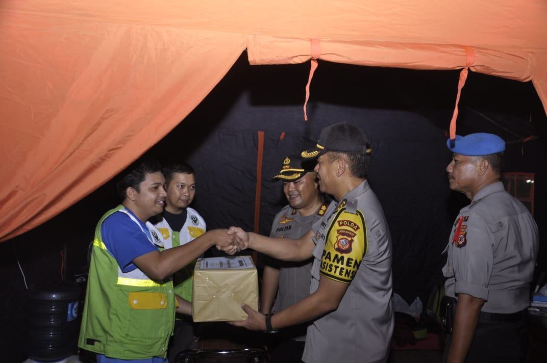 Kapolres Banjar dan Pamenwas, Berikan Bingkisan kepada Petugas Pos PAM