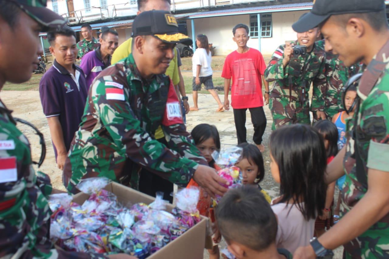 Berbagi Kasih di Hari Natal, Satgas Pamtas Yonif 133/YS Konvoi Keliling Desa