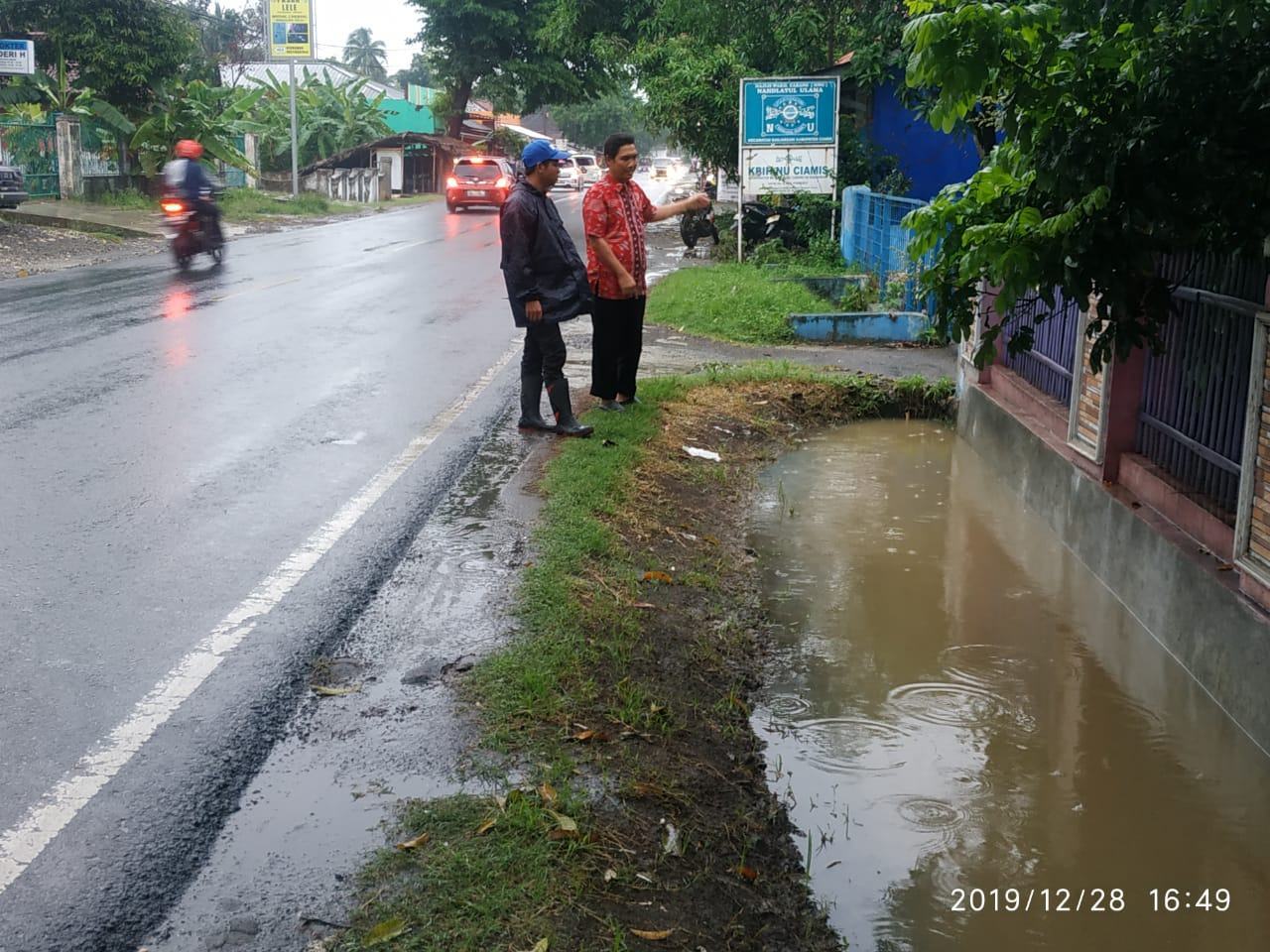 Jelang Tahun Baru, Warga Desa Ciherang Disambut Banjir