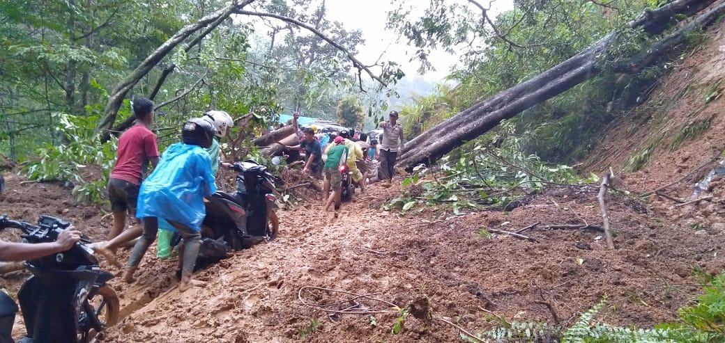 Longsor di Mandailing Natal, Menutup Jalan Lintas Pantai Barat