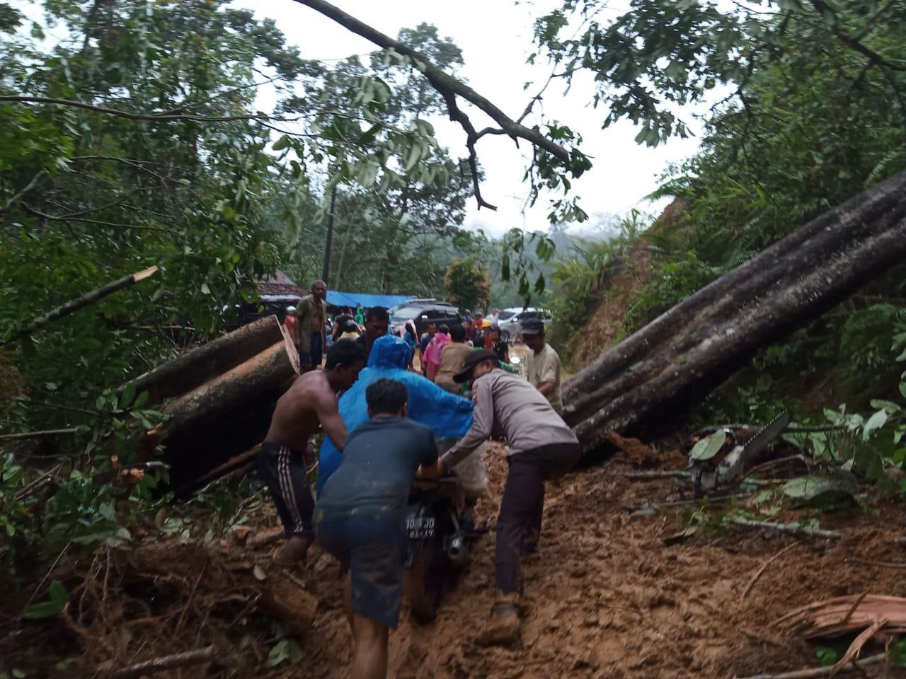 Longsor di Mandailing Natal, Menutup Jalan Lintas Pantai Barat