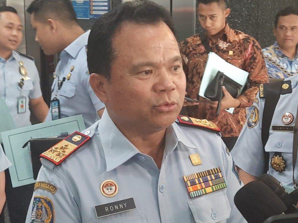 Dirjen Imigrasi Ronny Sompie Dicopot