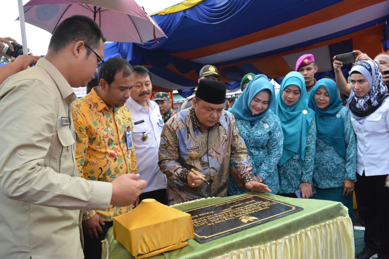 Bupati dan Ketua TP PKK Langkat, Resmikan Tugu Simpang Durian Mulo