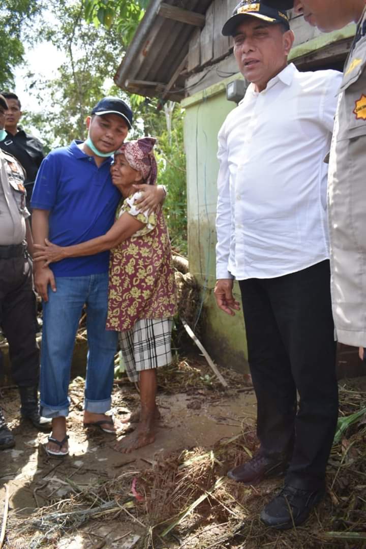 Gubsu Kunjungi Barus, Warga Peluk Bupati Tapanuli Tengah Dan Sampaikan Keluhannya