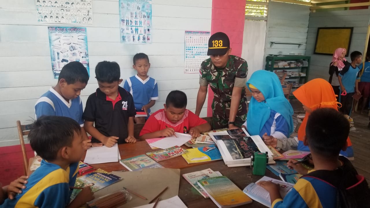 Satgas Pamtas RI-MLY Yonif 133/YS, Mengajar di Perbatasan