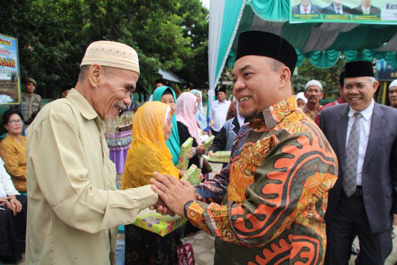 Bupati Labuhanbatu, Serahkan Bingkisan kepada 68 Pensiunan Kemenag