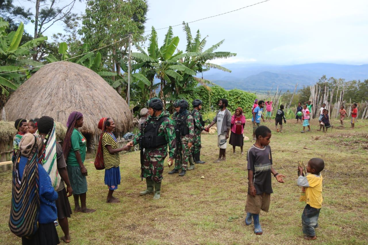 Satgas Pamtas Yonraid 323/BP/13/1 Kostrad, Bakar Batu Tingkatkan Silaturahmi