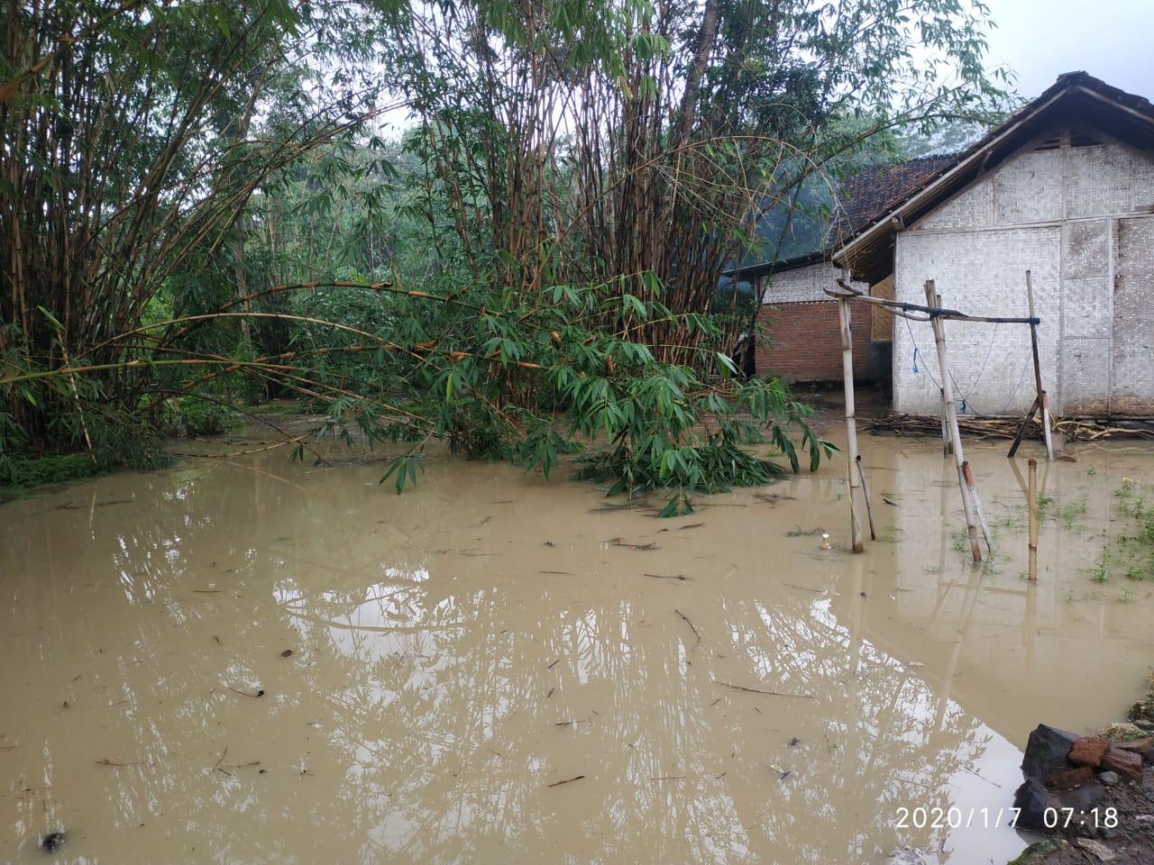 Hujan di Ciamis, Air Sungai Meluap Genangi Perkampungan