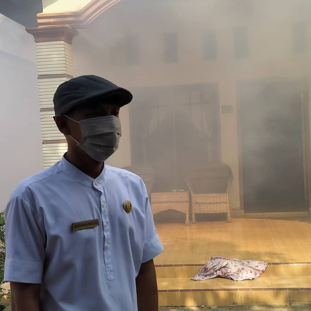 Anggota DPRD Langkat, Asapi Rumah Warga yang Terjangkit DBD
