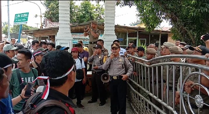 Masyarakat Desa Sei Tampang, Tuntut Calon Kades Asmui di Black List