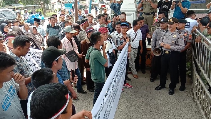 Masyarakat Desa Sei Tampang, Tuntut Calon Kades Asmui di Black List