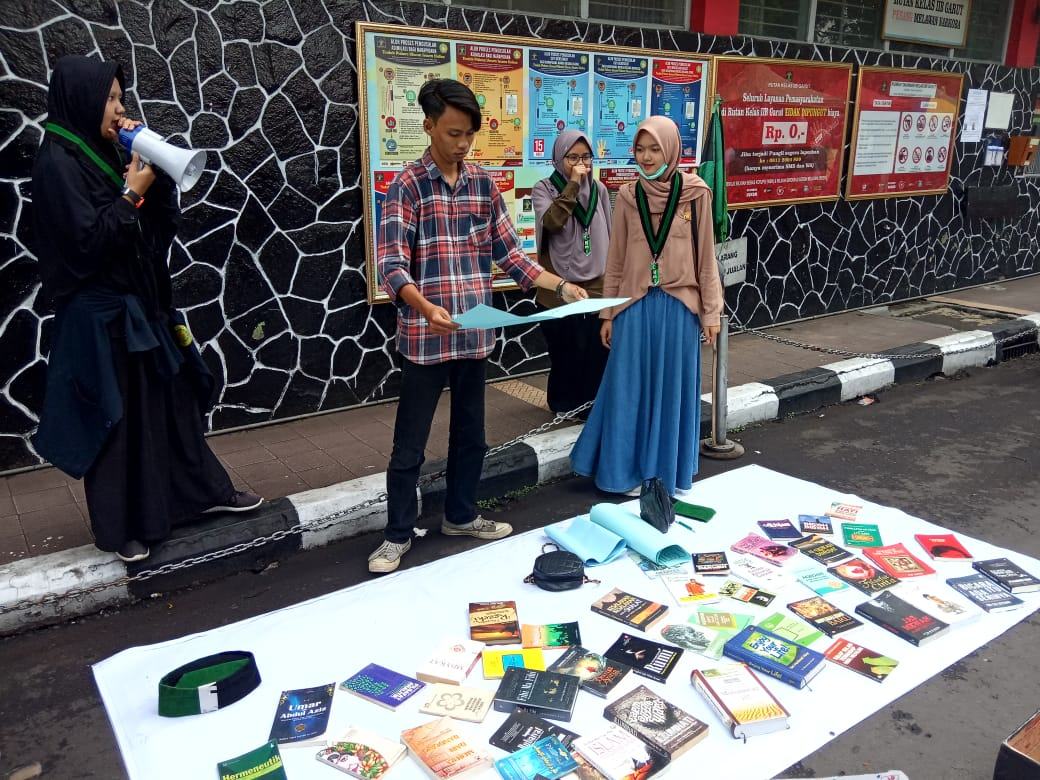 HMI Komisariat STAI Persis Garut, Gelar Lapak Baca dan Aksi Kemanusiaan