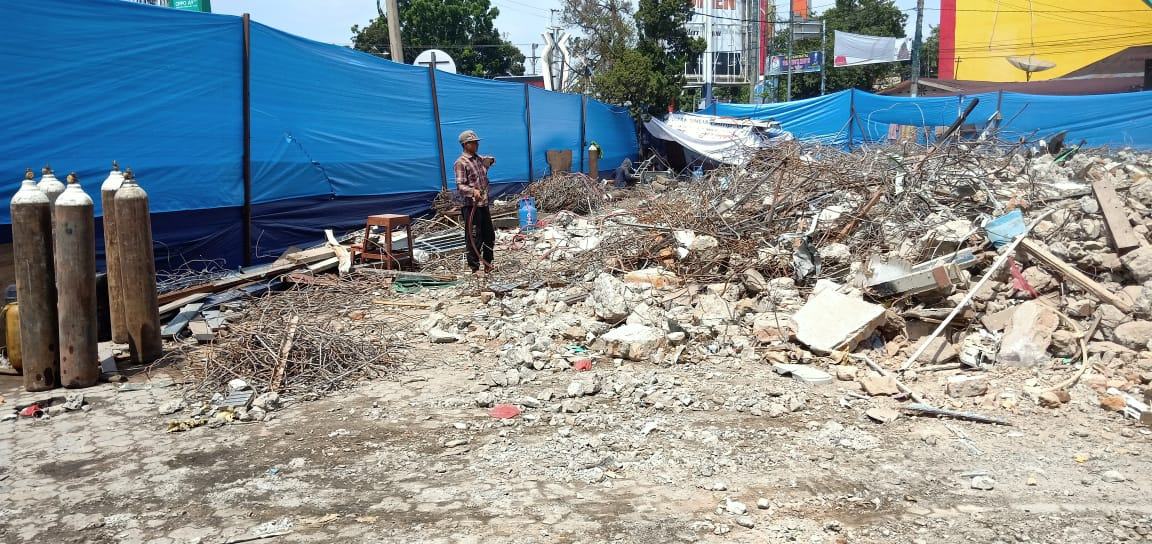 Proyek Peruntuhan Gedung BRI Rantauprapat, Dikerjakan "Siluman" Material Dijual Belikan