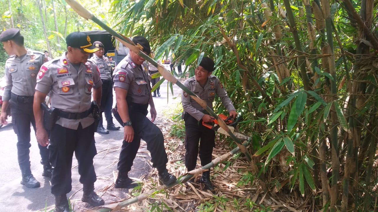 Polres Banjar, Lakukan Pembersihan dan Pemotongan Pohon yang Menghalangi Jalan